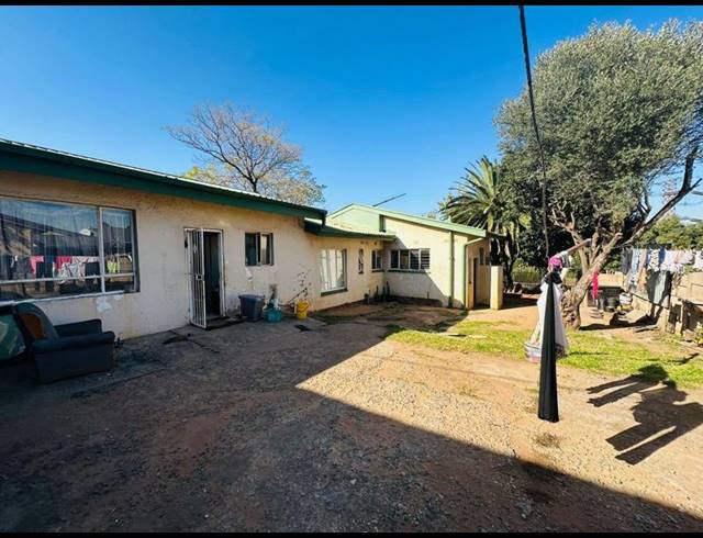 5 BEDROOM HOUSE FOR SALE IN KEMPTON PARK WEST